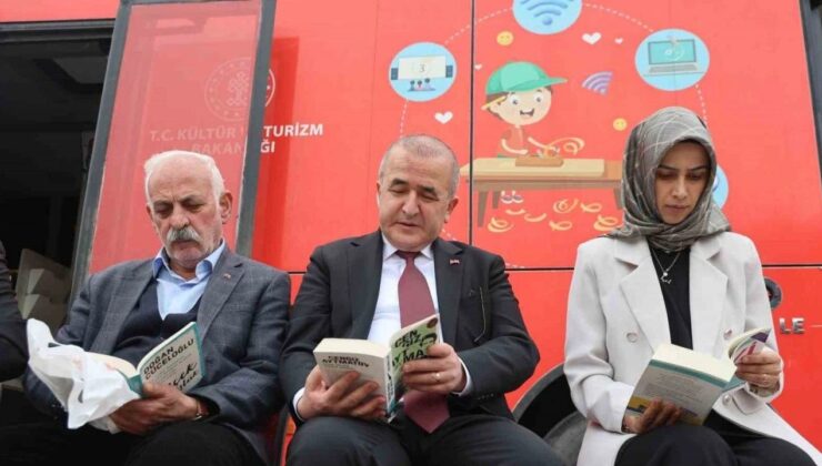 Vali Hatipoğlu Önce Okudu, Sonra Vatandaşlara Hediye Etti